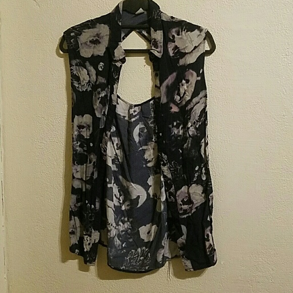 H&M Blouse with fun pattern and open back - Picture 1 of 1